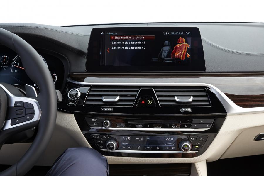 Детали интерьера BMW 540i Sedan M Sport 2017 года  (WW) (фото 60 из 98)